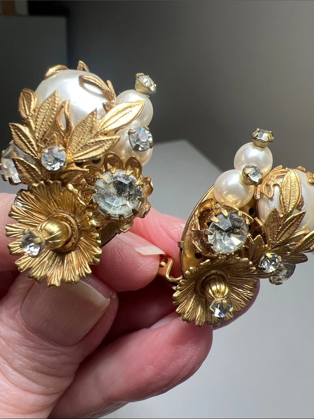 Elaborate Gold-Tone Pearl & Crystal Clip-On Earrings. Estate Vintage - Picture 3 of 14